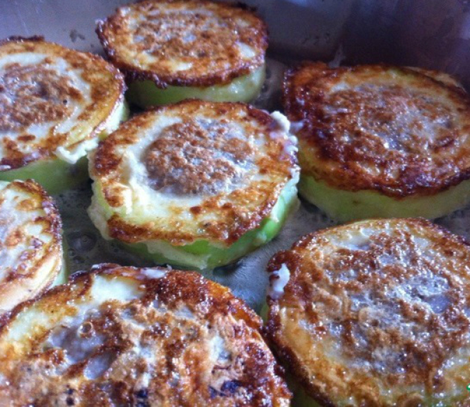 Zucchini in batter with minced meat: Done!