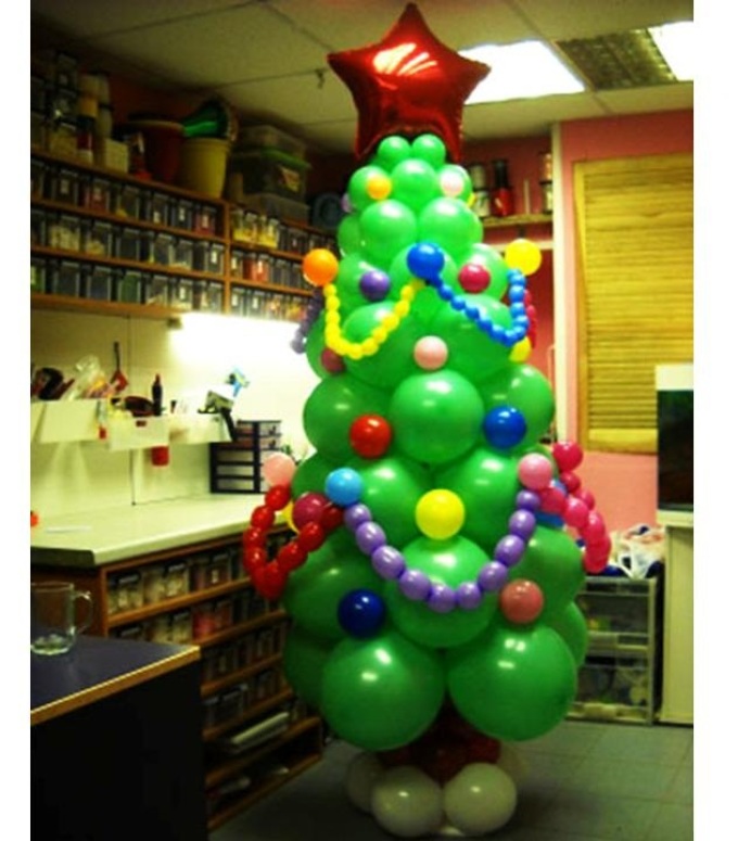 New Year's decor from garlands of balls, idea 8