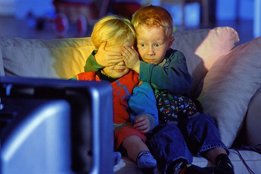 Один малыш закрыл второму глазки вовремя просмотра мультика по телевизору