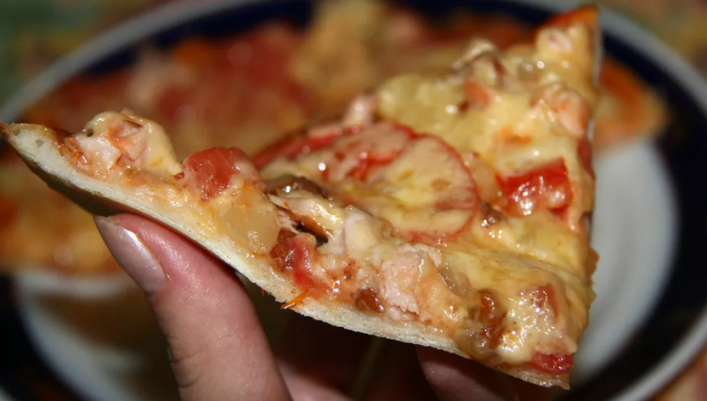 Pizza buatan sendiri dari adonan untuk cheburs