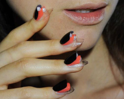 Who has the worst nails in the world? Terrible drawings on black and red nails: photo
