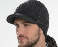 Capeur en tricoté pour les hommes avec des aiguilles à tricot. Crochet Cap et tricot aiguilles pour un schéma de garçon. Comment tricoter une casquette masculine pour l'hiver?