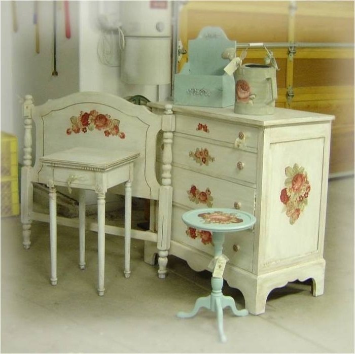 Decoupage of the bedroom in the style of Provence