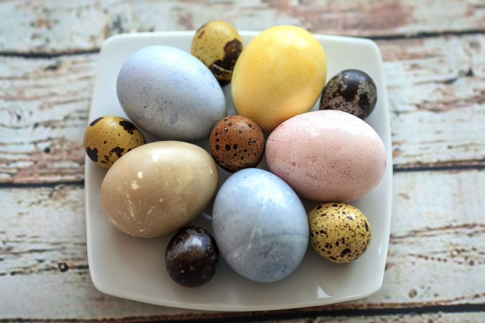 Яйца, покрашенные натуральными красителями