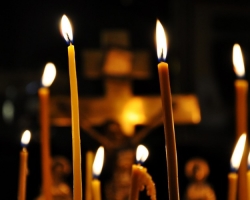 Είναι δυνατόν να αναδιατάξετε τα κεριά στην εκκλησία;
