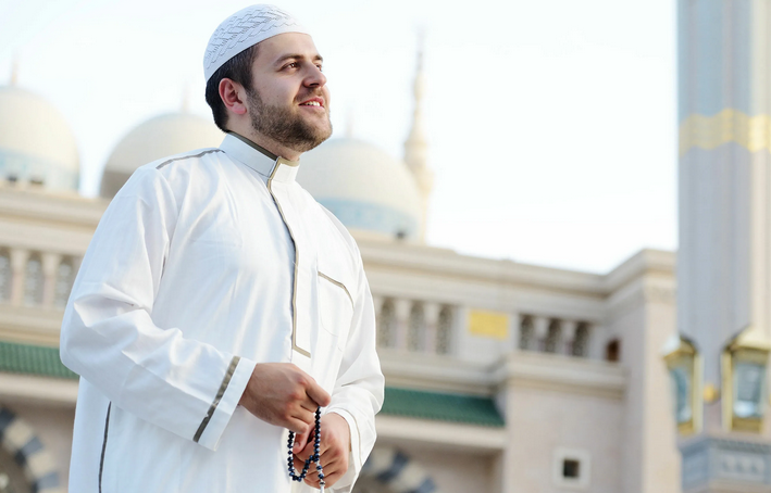 یک مرد مسلمان فقط می تواند طلای نقره ای و سفید بپوشد