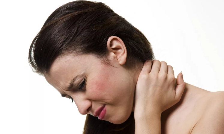 A nyak, a bal oldalon és a hátán lévő nyaki izom fáj