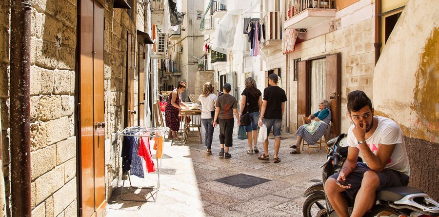 Street typique à Bari, Poules, Italie