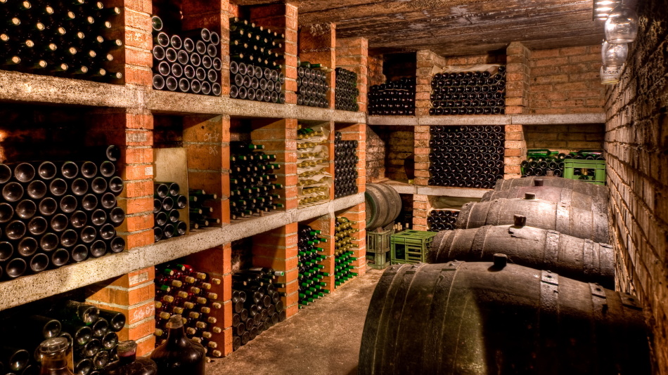 За год вино может потерять вкус, поэтому его следует выпивать в течении указанного срока