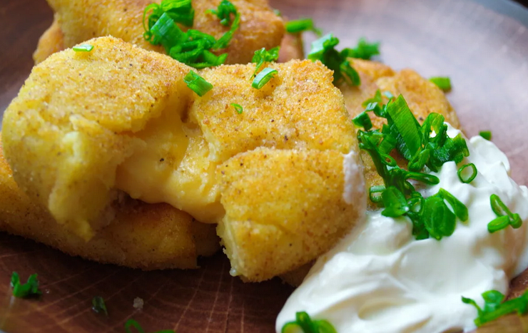 Potong potong kentang dengan telur dan isi keju di dalamnya