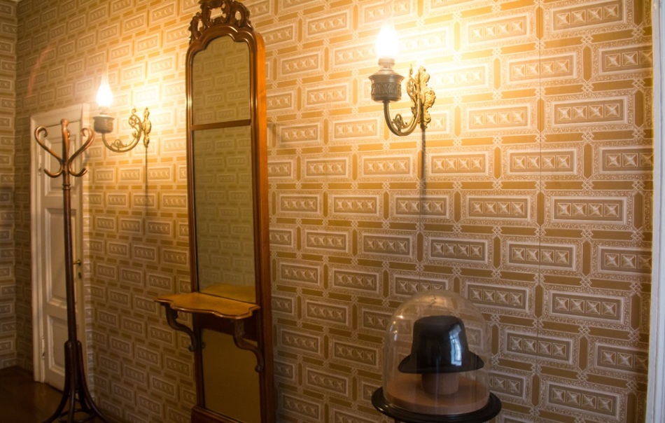 Topi dari Museum Dostoevsky ditutupi dengan topi pelindung khusus
