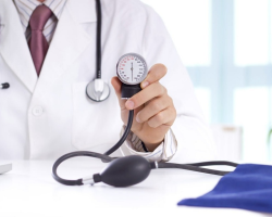 Kako preveriti tlak osebe brez tonometra doma: metode, simptomi povišanega in znižanega krvnega tlaka, testiranje tlaka na impulz, ravnilo