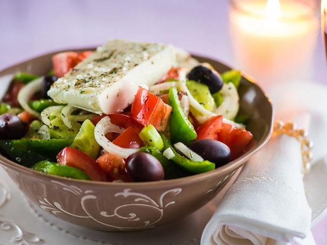 Salad Yunani: Bahan -bahan dan selangkah -langkah resep klasik dengan Brynza, Maslins dan Beijing Cabbage. Cara sengaja menyiapkan salad Yunani dengan keju sirtaki, fatox, fet, mozarella, adyghe, ayam, udang, kerupuk, alpukat: resep terbaik