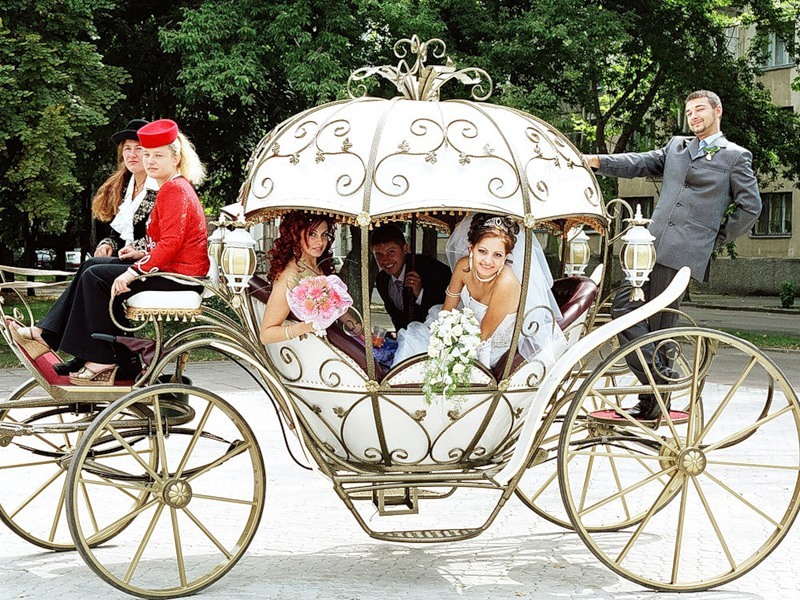 Examples of decoration of wedding machines are a carriage with flowers