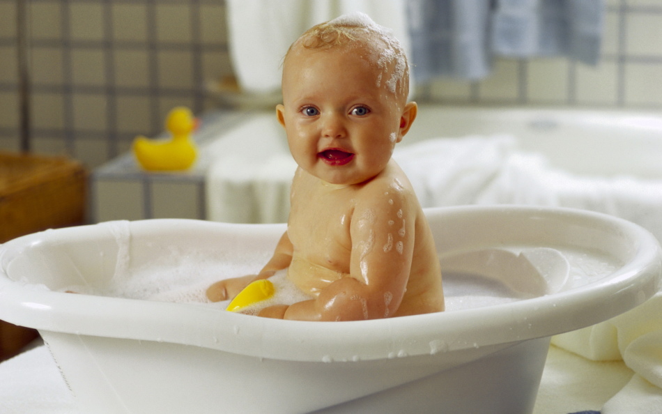 Παιδί στο μπάνιο πριν χτενίσετε τις κρούστες