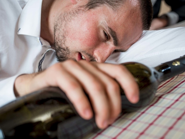 Comment retirer rapidement la gueule de bois alcoolique et sobre? Conseils et recettes folkloriques pour retirer une gueule de bois