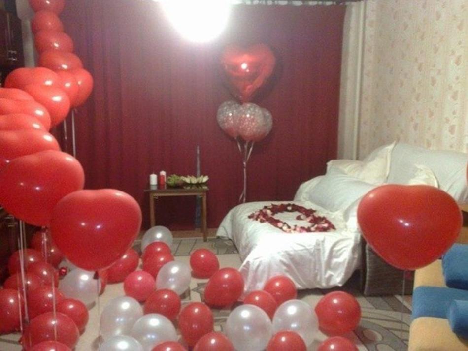 Dekorasi dengan karangan bunga dari balon militer ajaib untuk hari kekasih, contoh 4