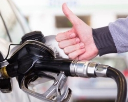 What is the best way to refuel the car: to a full tank or 10 liters?