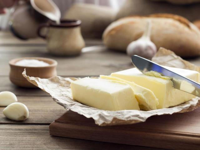 Est-il possible d'utiliser du beurre en retard? Où utiliser du beurre expiré? 7 façons d'utiliser du beurre en retard