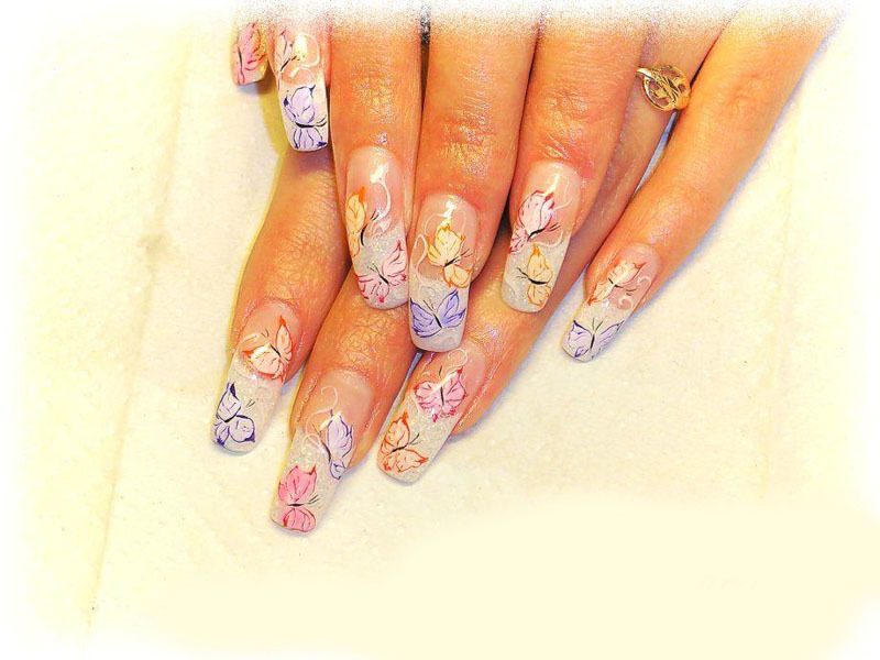 On long extended nails, the design of the butterfly will look very impressive