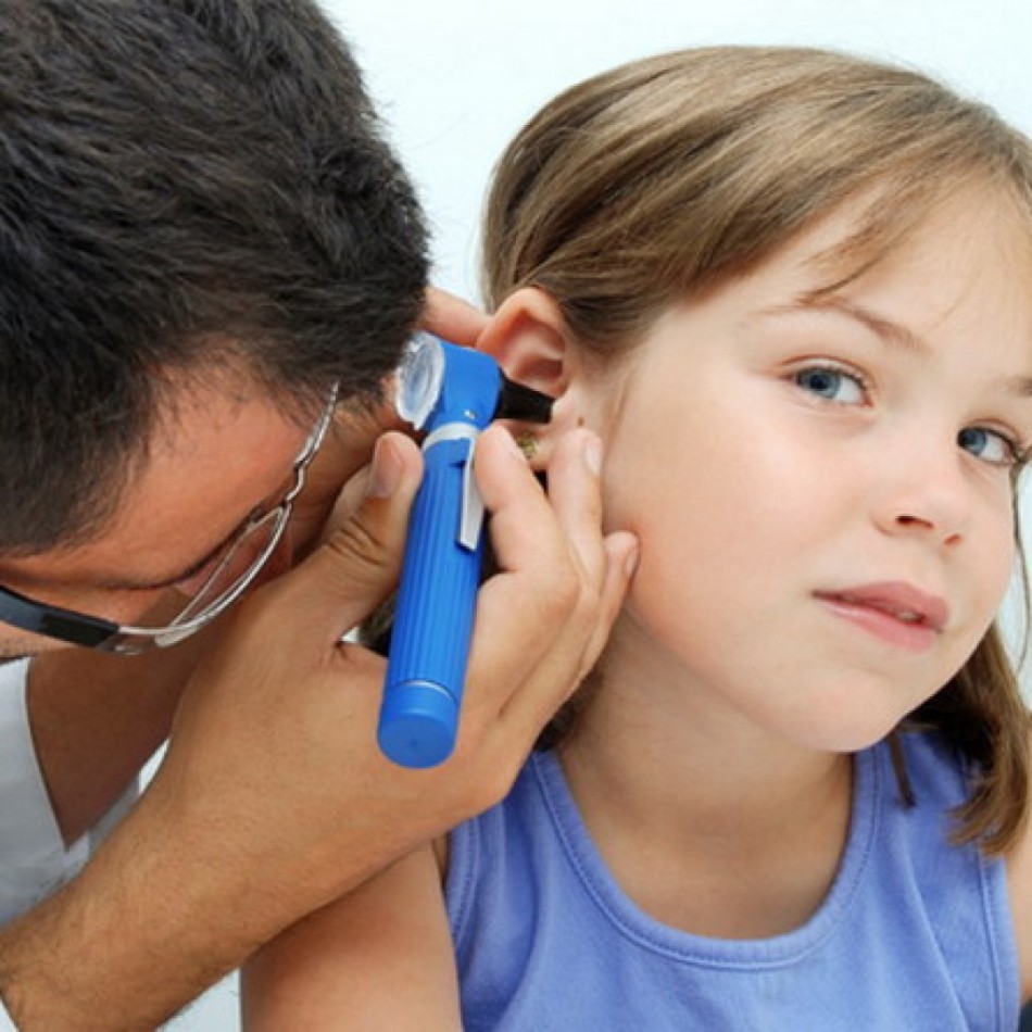 У детей иногда закладывает уши из-за посторонних предметов в них