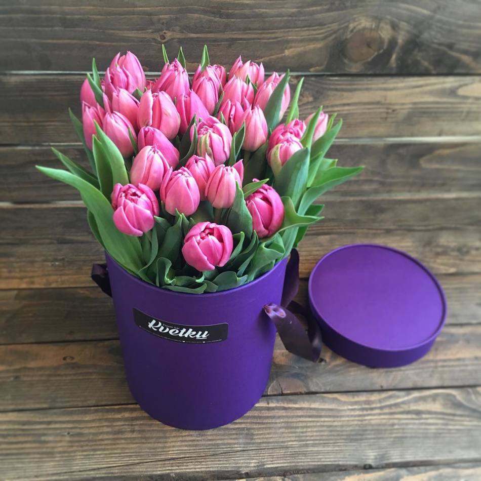 Caja pequeña con tulipanes rosados