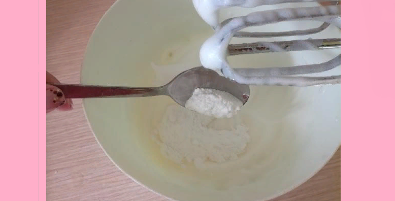 Взбивайте белки и добавляется по одной ложке смеси из сахарного песка и крахмала