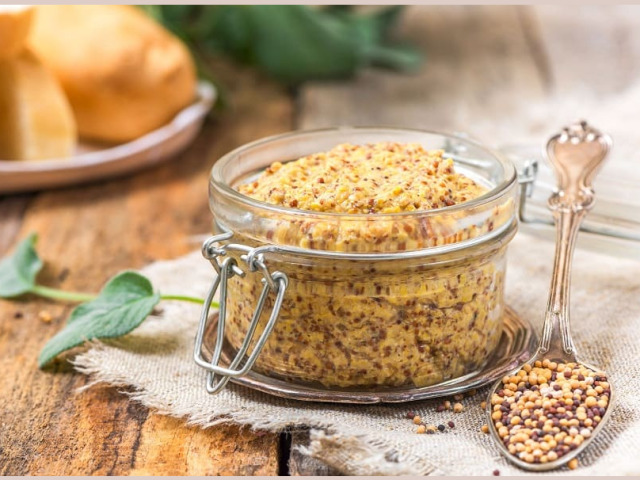 What is the difference between French, Dijon, Bavarian, granular, white mustard from ordinary Russian, horseradish, Basabi: photo. What mustard can be made of mustard powder: recipe