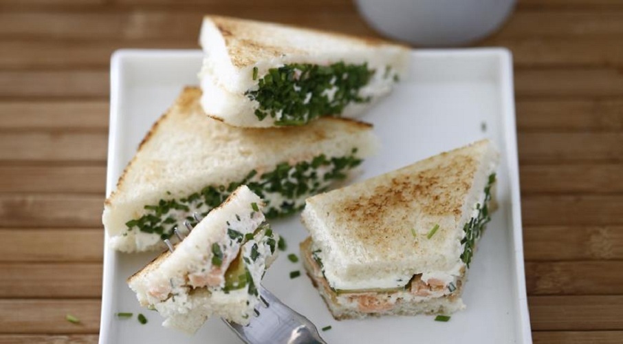 Sandwichs avec fromage, concombres et saumon fumé