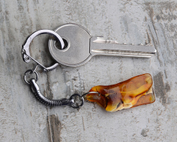 Is it possible to give a keychain for the keys to a man, a guy, beloved?