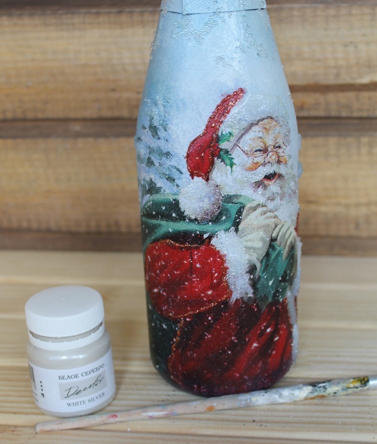 A special decoupage gel will help create an ice effect