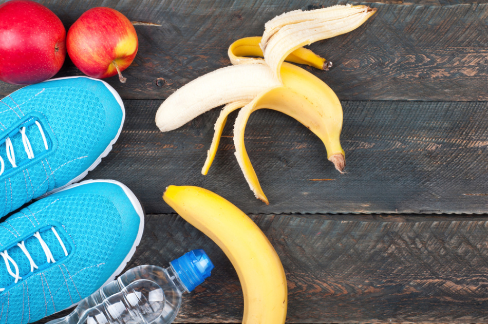 Bananas, apples and water - light breakfast before running