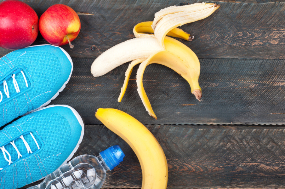 Plátanos, manzanas y agua - desayuno ligero antes de correr