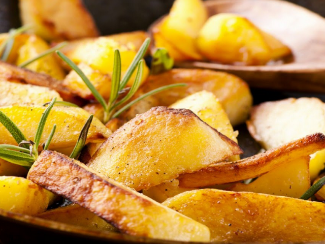Apakah Anda perlu menambahkan air saat menggoreng kentang: cara memasak lezat, resep