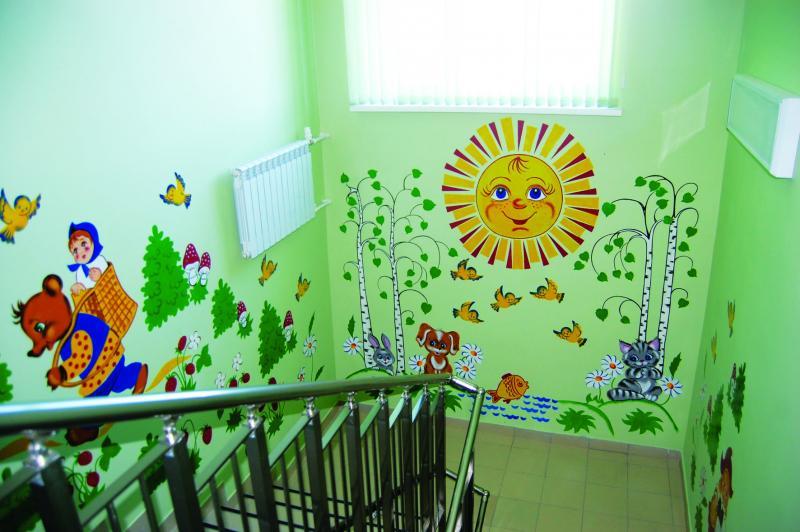 Красивое украшение стены в детском саду