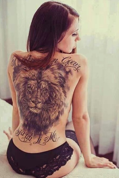 Эффектное тату в виде льва на всю спину