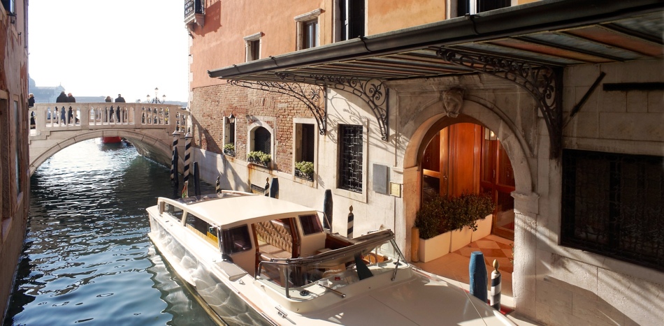 Pintu masuk ke hotel Danieli, Venesia, Italia
