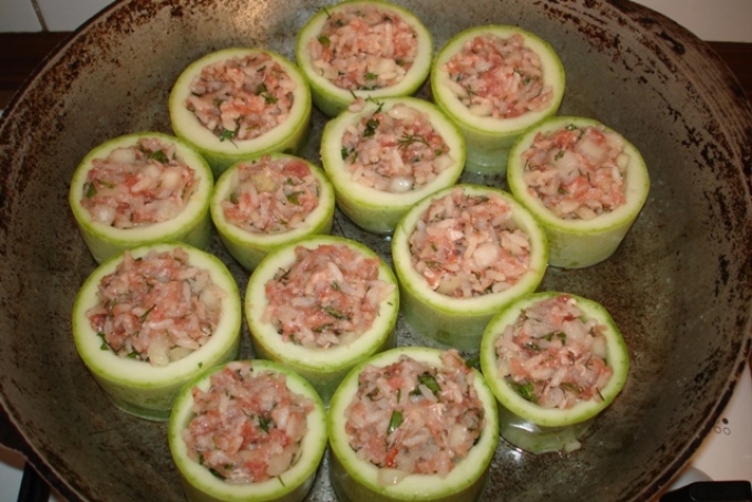 Courgettes farcies de riz et de viande: avant d'envoyer au four