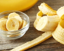 Why are bananas good for health? Is it possible to be treated with bananas and from what?