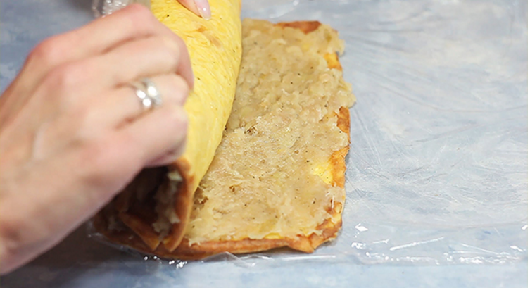 Roulette omlet avec recette de poulet: enveloppez le rouleau