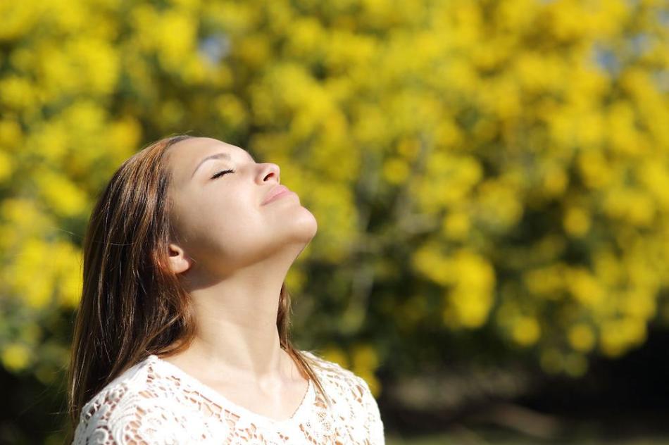 Deep breathing helps relieve stress during stress and avoid tears