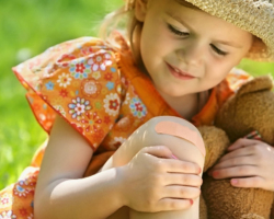 Erste Hilfe für Blutergüsse und Abrieb für Kinder und Erwachsene. Krankenwagen aus blauen Flecken