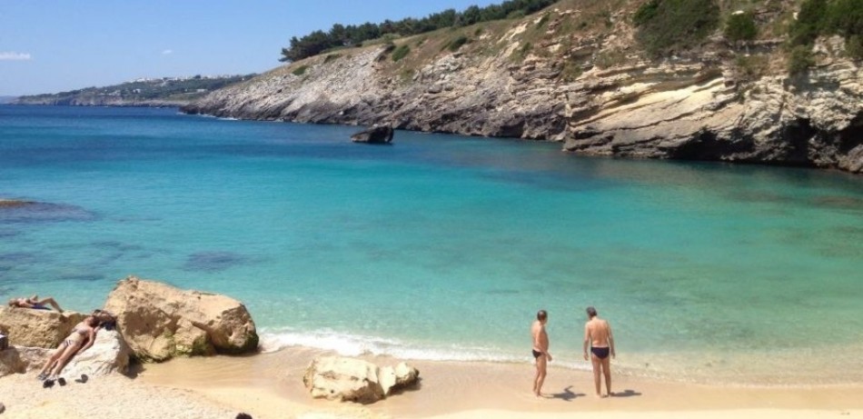 Pješčana plaža u Marina di Andranu, Apuliji, Italija