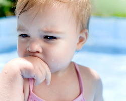 Apa bahaya kepanasan anak? Apa yang harus dilakukan saat terlalu panas dari bayi?