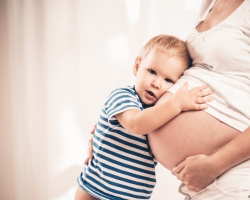 Πώς και πότε να πούμε για την εγκυμοσύνη της μαμάς στο πρώτο -Born, άλλα παιδιά στην οικογένεια: προετοιμασία, παίζοντας, συμβουλές