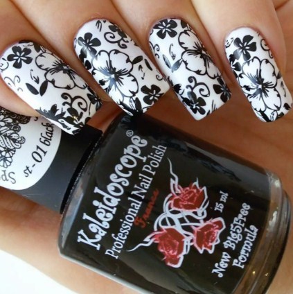 Monophonic manicure with stamping