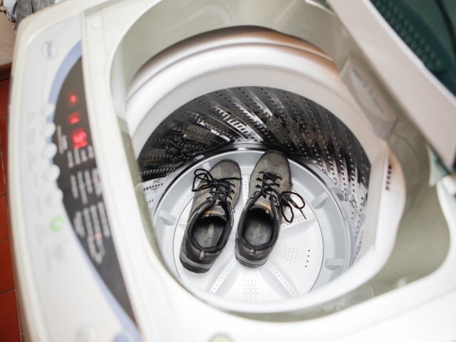 Как и чем постирать кроссовки в стиральной машине: температура, режим, инструкция, советы, средства. Можно ли и как стирать кроссовки в стиральной машине из кожзама, кожаные, замшевые, белые? Какие кроссовки можно и какие нельзя стирать в стиральной машине?
