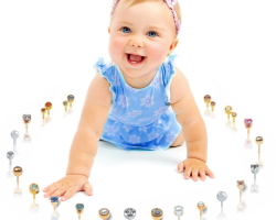 Как и в каком возрасте прокалывать уши ребенку, девочке? Какие выбрать сережки для девочки в первый раз?
