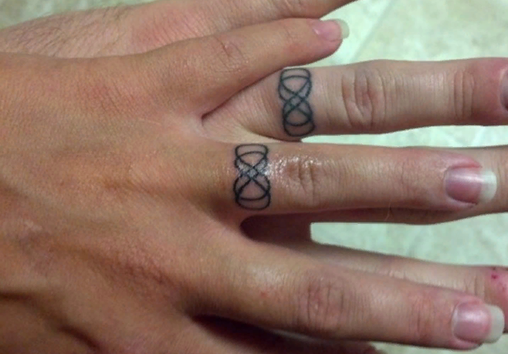 Парная маленькая татуировка бесконечность на руке в виде кольца