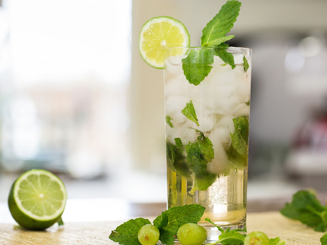 How to drink alcohol in a bottle correctly and what to drink? How and with what the alcoholic liquor Mohito is 40 degrees and low alcohol: tips. With what juice do Mojito drink, what are they biting?